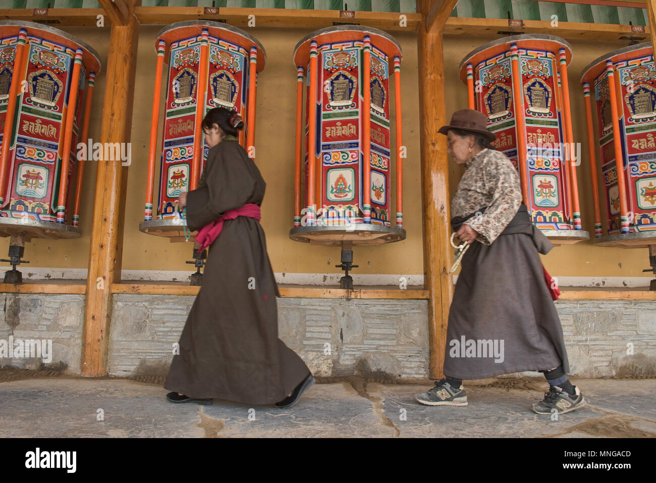 Chinese spinning wheel hires stock photography and images Alamy