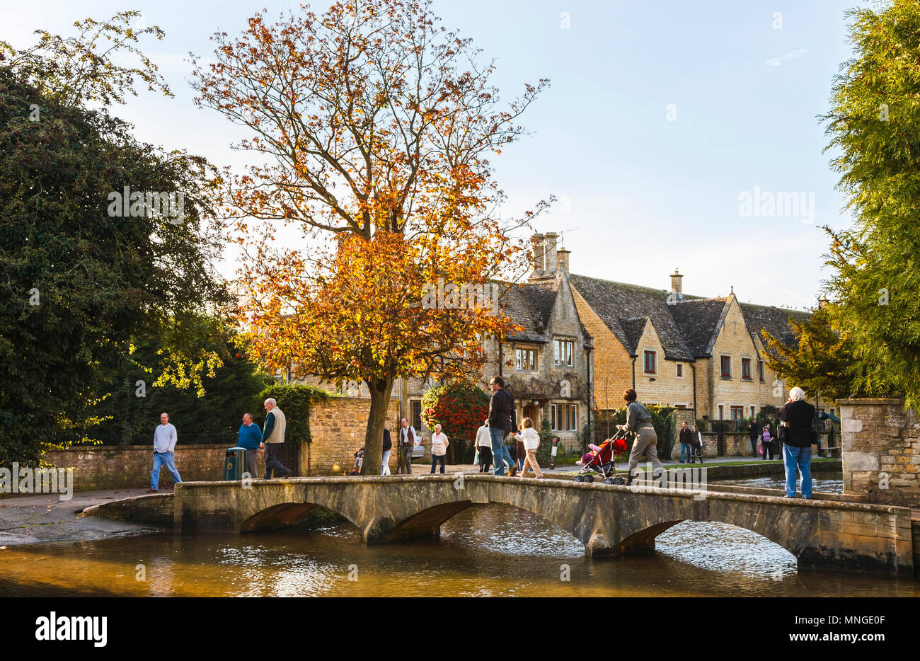 historic-stone-bridge-over-the-river-windrush-in-the-pretty-village-of