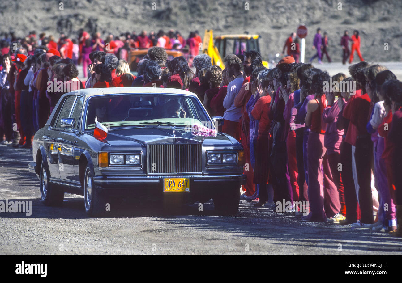 RAJNEESHPURAM, OREGON, USA - Religious leader Bhagwan Shree Rajneesh drives  by and greets followers from his Rolls Royce. 1984 Stock Photo - Alamy