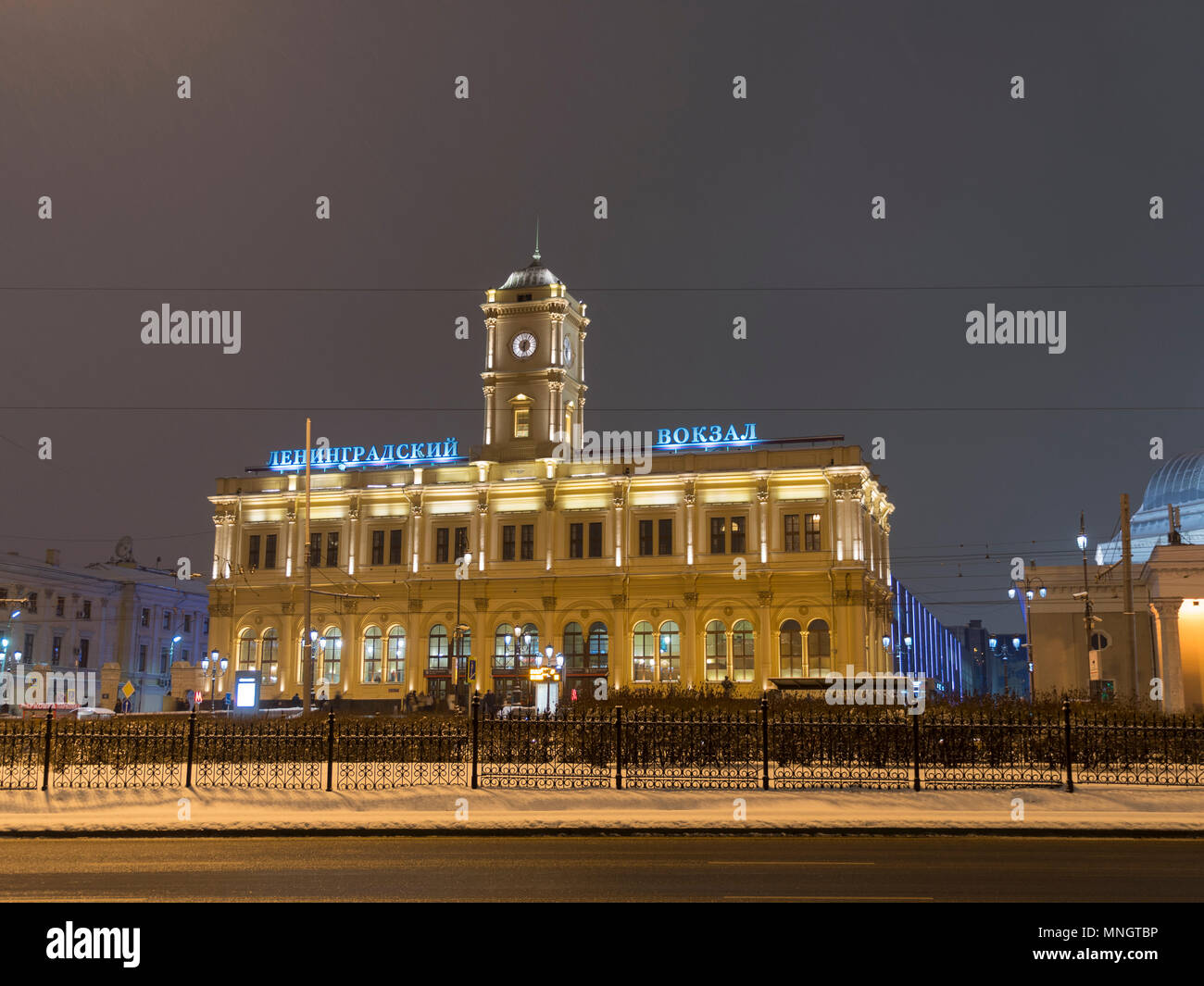 Moscow, the building of the leningrad station Stock Photo Alamy