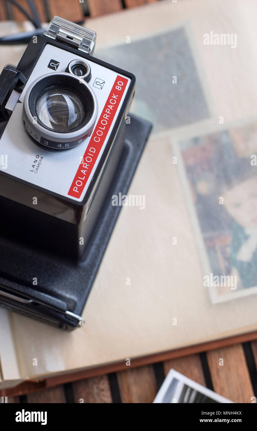 Old polaroid camera hi-res stock photography and images - Alamy