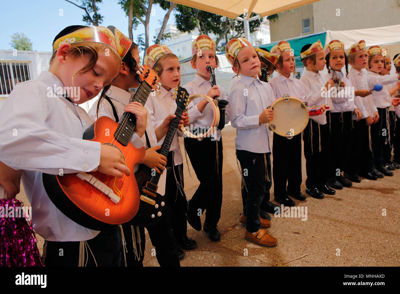 Rehovot, Israel. 17th May, 2018. Ultra orthodox Jewish kids march in the street during Shavuot celebrations ahead of the Jewish holiday of Shavuot in Rehovot, Israel, on May 17, 2018. Credit: Gil Cohen Magen/Xinhua/Alamy Live News Stock Photo