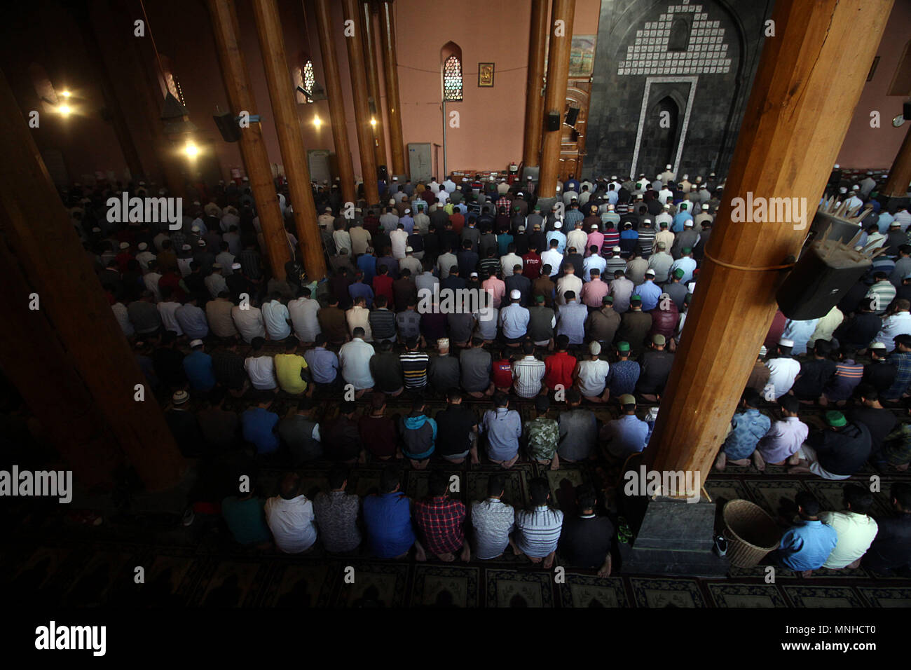 Srinagar, Jammu and Kashmir, India. 17th May, 2018. Kashmiri muslims perform afternoon prayer in grand mosque on the first day of Ramadan in Srinagar the summer capital of Indian administered Kashmir on May 17, 2018. Credit: Faisal Khan/ZUMA Wire/Alamy Live News Stock Photo