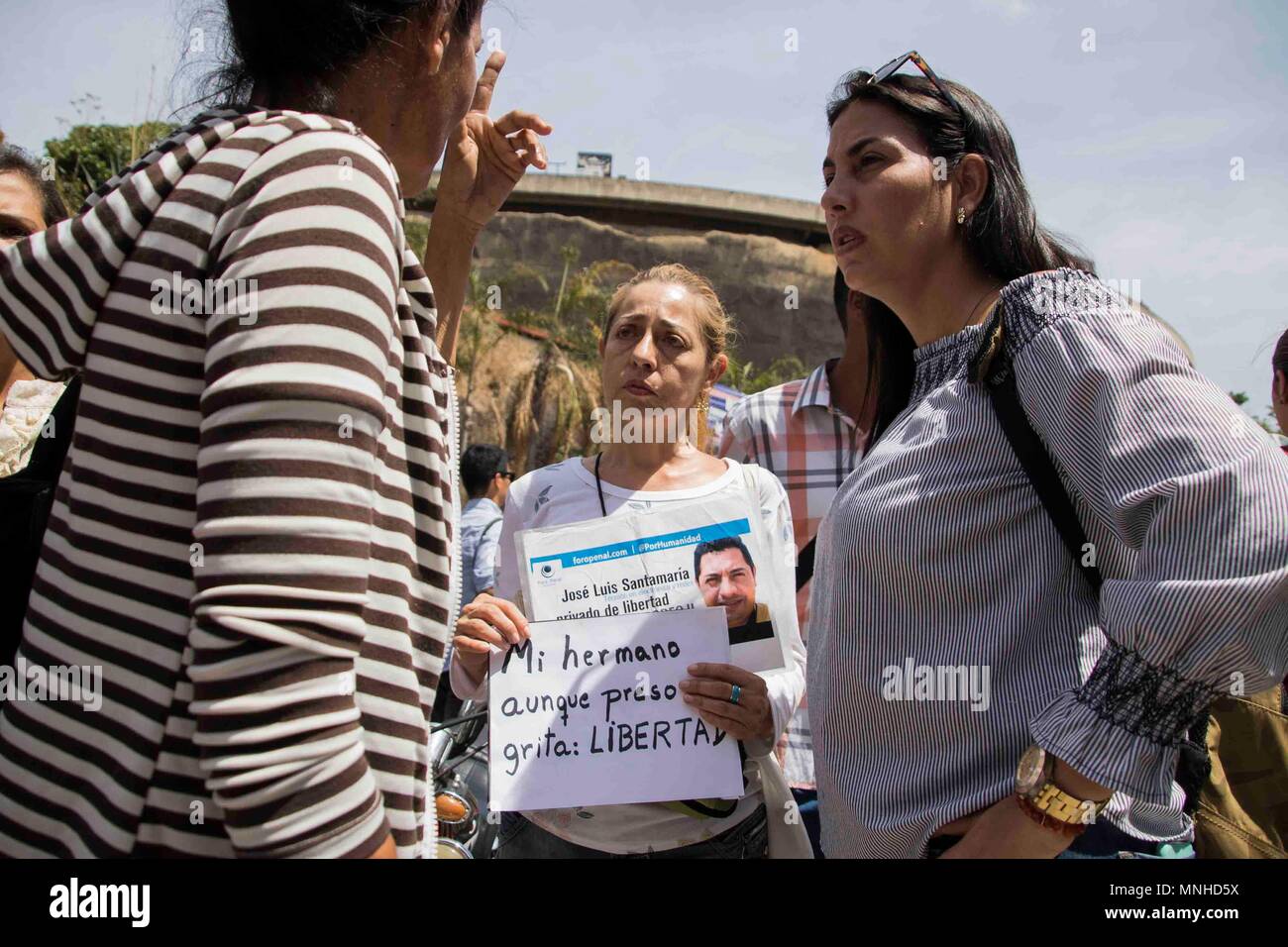 17 May 2018, Venezuela, Caracas: 'My brother shouts: Freedom' is written on a banner held by Monica Santamaria, sister of detained Jose Luis Santamaria. A group of detained politicians of the opposition claim to have been attacked by the secret police (Bolivarian Intelligence Service, short SEBIN). Relatives waited in front of the prison demanding information. Venezuela is electing a new president on 20 May 2018. Maduro aims to affirm his presidency. Photo: Rayner Pena/dpa Stock Photo