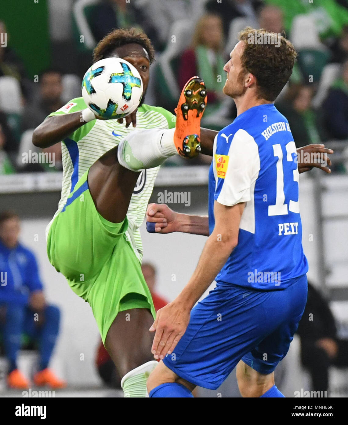 17 May 2018 Germany Wolfsburg Soccer Bundesliga Relegation Vfl Wolfsburg Vs Holstein Kiel At The Volkswagen Arena Wolfsburg S Divock Origi L And Kiel S Dominic Peitz Fight For The Ball Photo Swen Pfortner Dpa