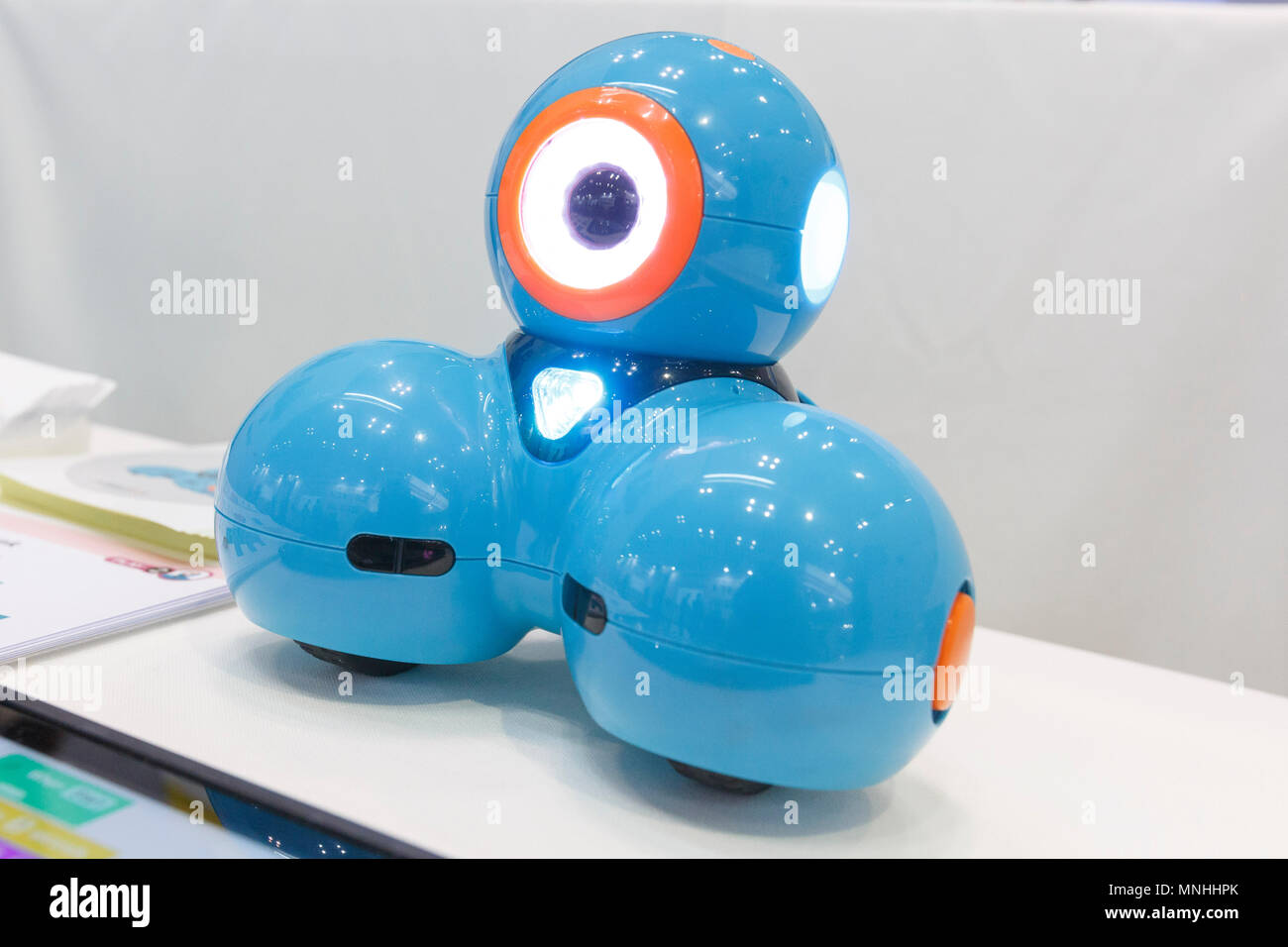 https://c8.alamy.com/comp/MNHHPK/an-educational-robot-dash-on-display-during-the-educational-it-solutions-expo-edix-at-tokyo-big-sight-on-may-17-2018-tokyo-japan-this-year-japans-largest-educational-it-trade-show-attracted-700-companies-specializing-in-educational-contents-technologies-and-services-for-educational-field-seeking-an-opportunity-to-expand-their-business-in-japan-organizers-claim-that-35000-visitors-attended-the-three-day-exhibition-from-may-16-to-18-credit-rodrigo-reyes-marinafloalamy-live-news-MNHHPK.jpg