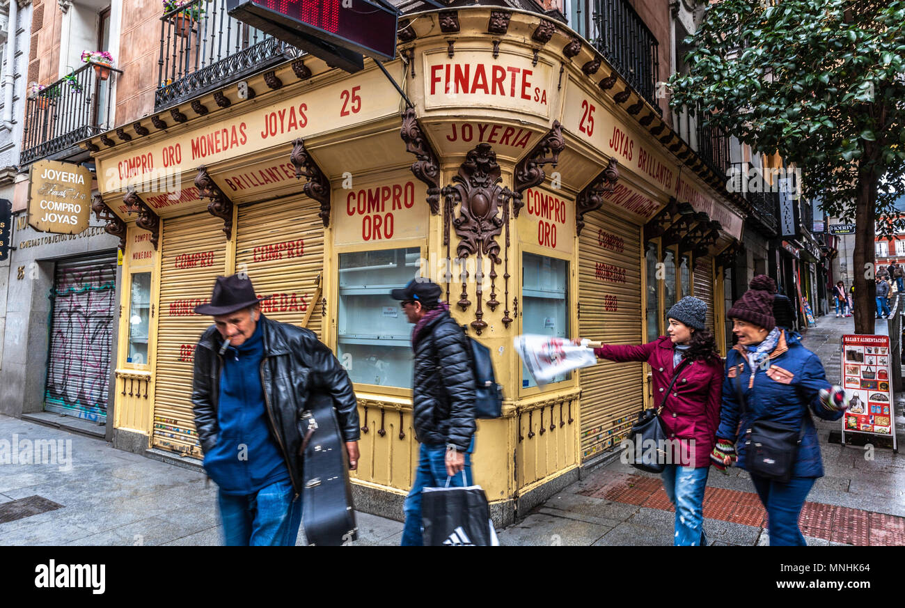 Street scene at the corner of Joyeria Finarte SA, Calle Mayor, Madrid,  Spain Stock Photo - Alamy