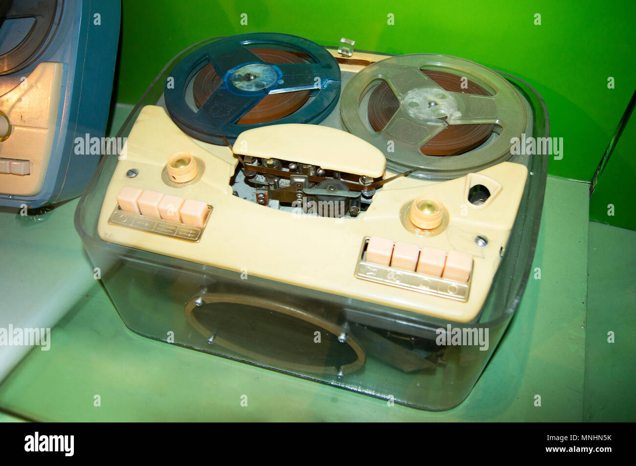 https://c8.alamy.com/comp/MNHN5K/an-old-reel-to-reel-tape-recorder-on-display-at-the-china-science-and-technology-museum-in-beijing-china-MNHN5K.jpg