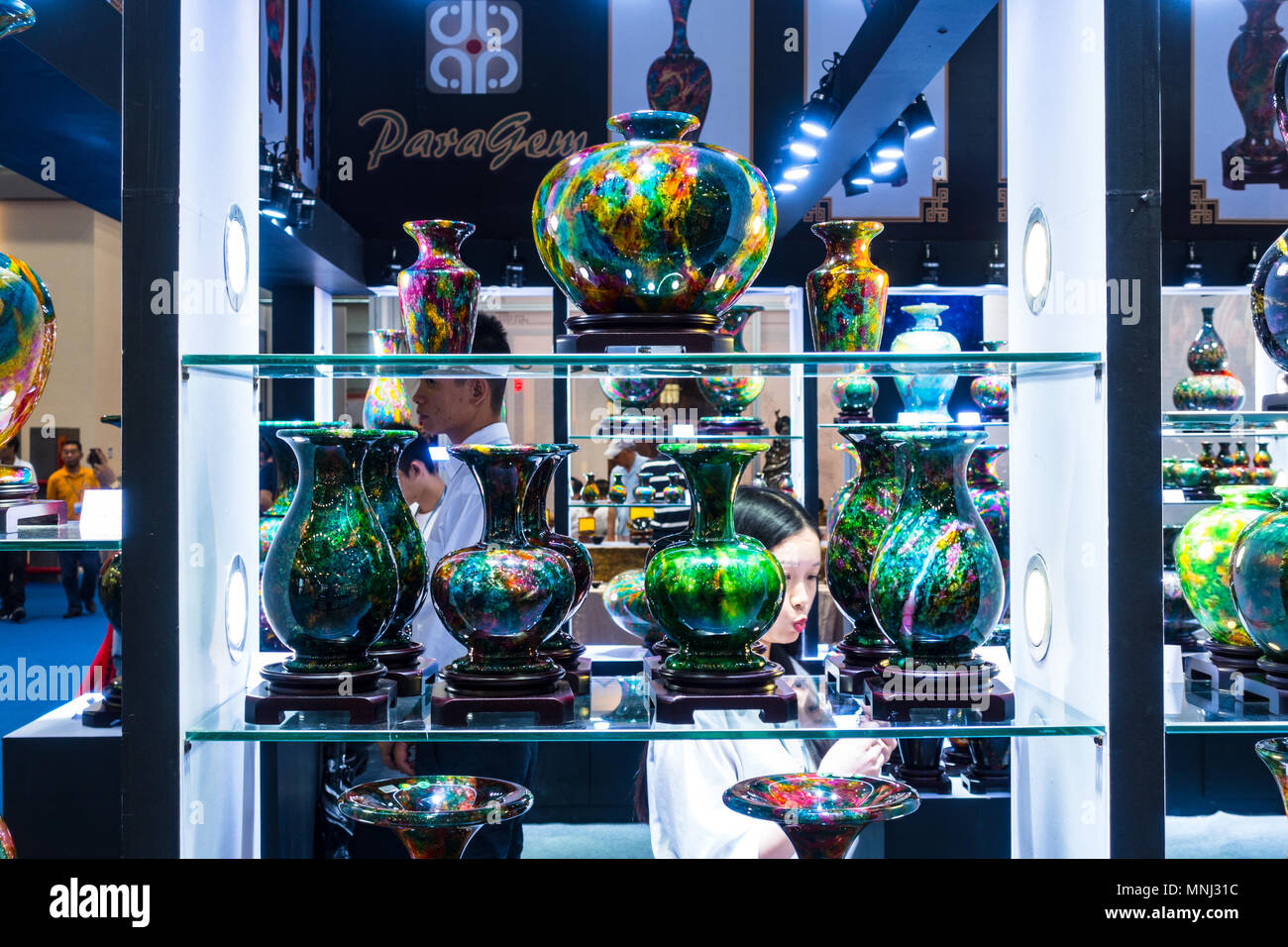 Vase Store Chinese vases hi-res stock photography and images - Alamy