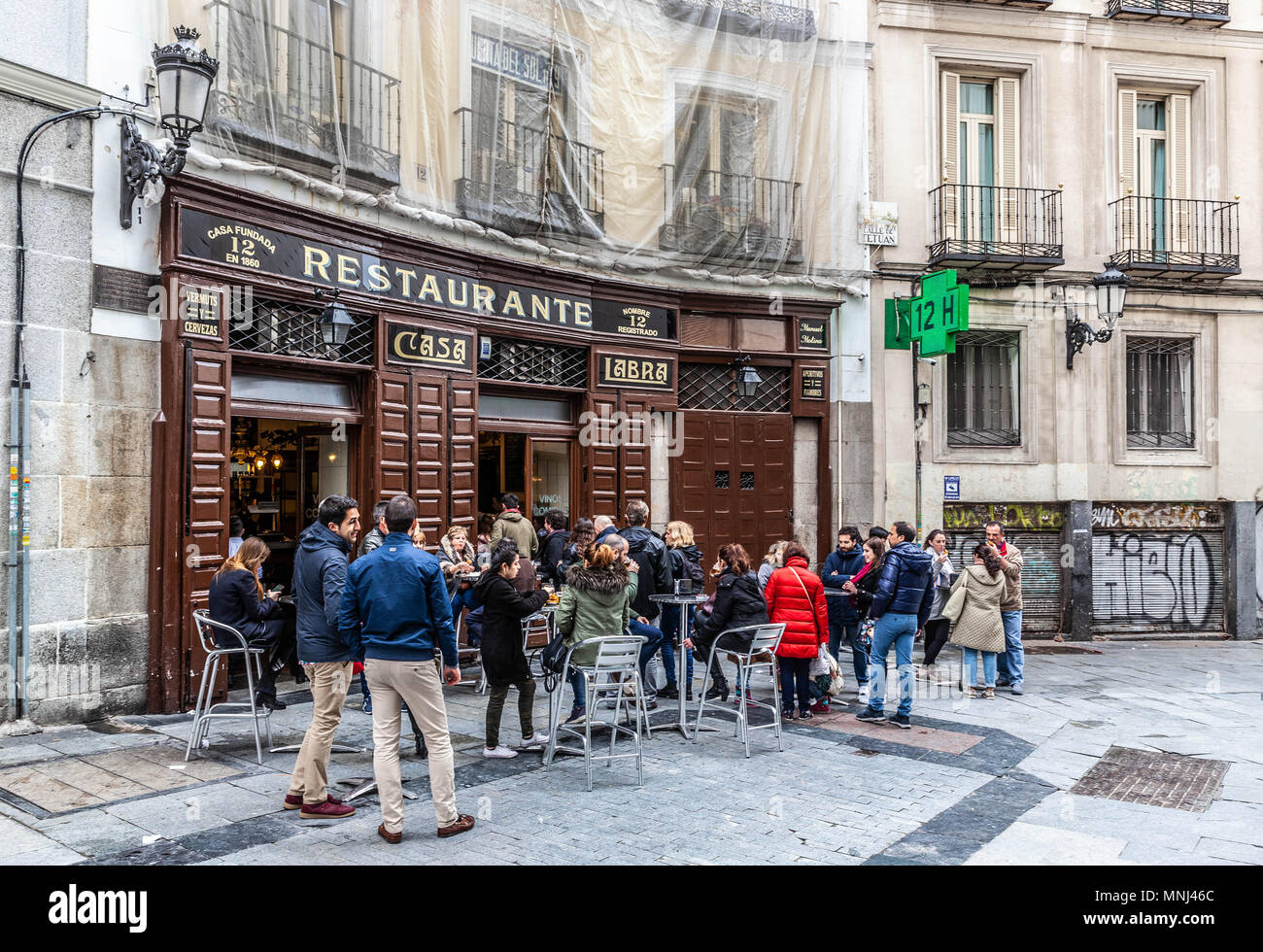 Customers feast al fresco at Restaurante Casa Labra, Calle de Tetuan, Madrid, Spain. Stock Photo