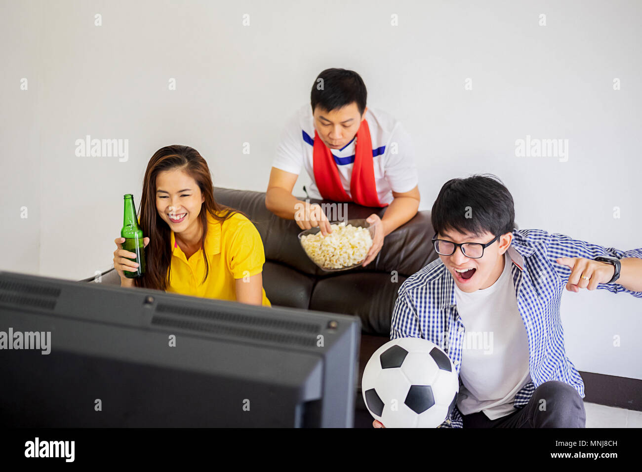 Watching Smart Tv Translation Of Football Game. Banco de Imagens Royalty  Free, Ilustrações, Imagens e Banco de Imagens. Image 59338018.