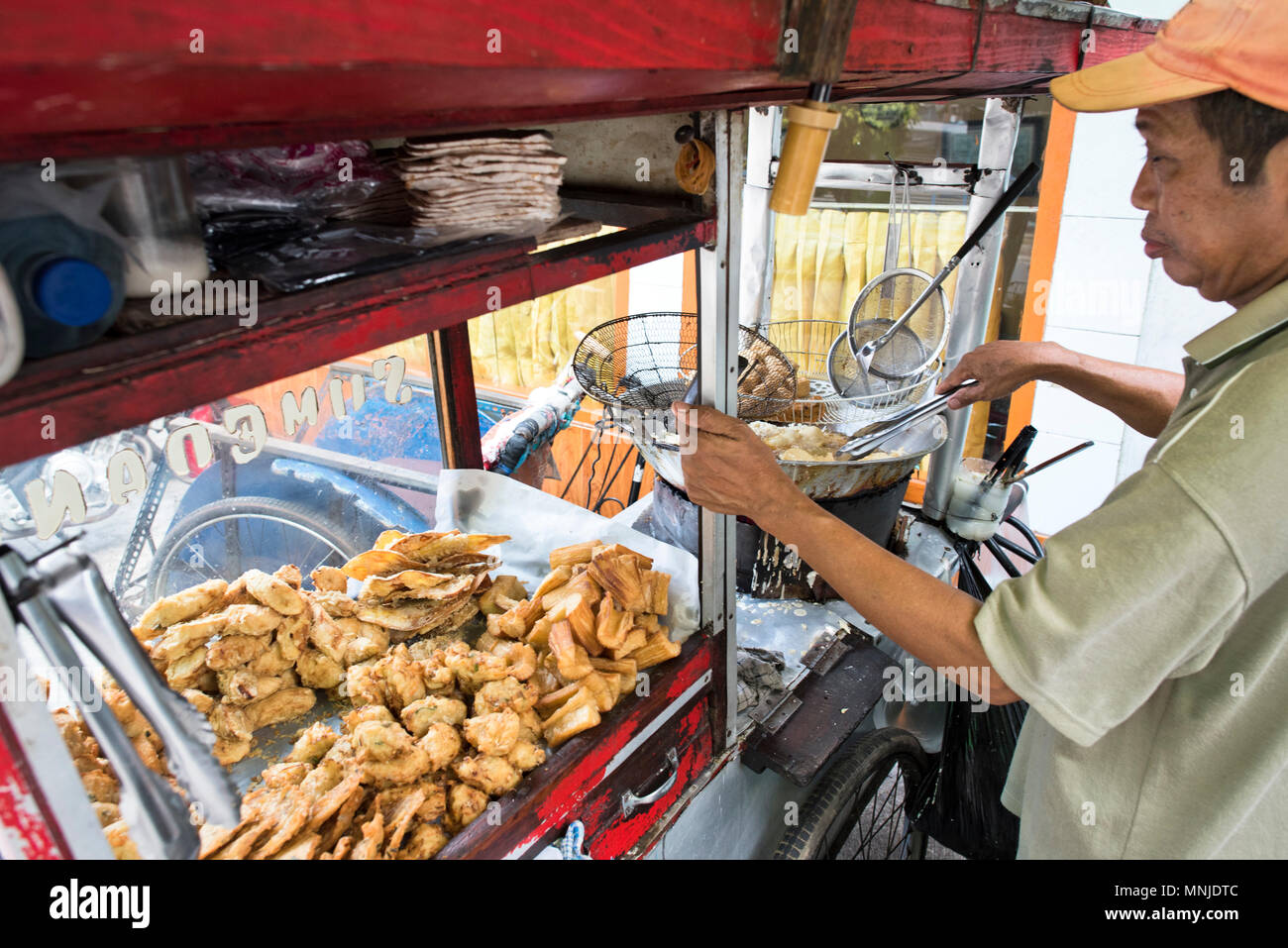 Street food vendor, Jakarta, Indonesia Stock Photo - Alamy