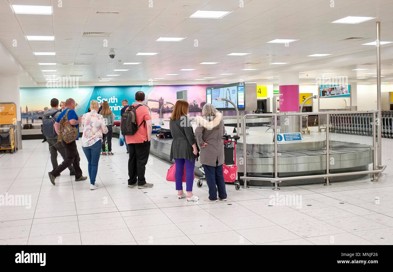 Luggage carousel gatwick hires stock photography and images Alamy