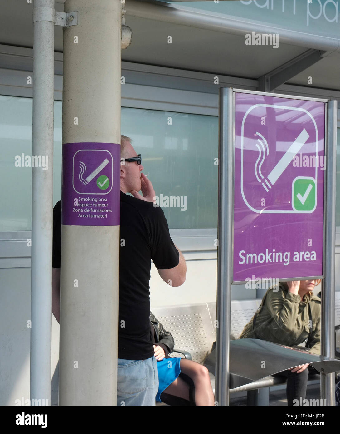 Smoking Area Outside Gatwick Airport South Terminal Stock Photo Alamy