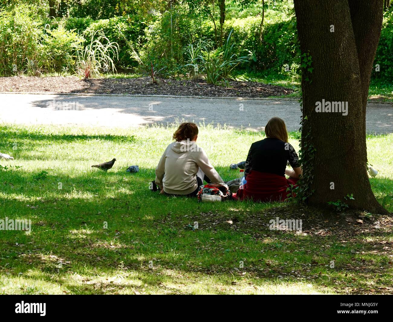 Picnic lunch in the park hi-res stock photography and images - Alamy
