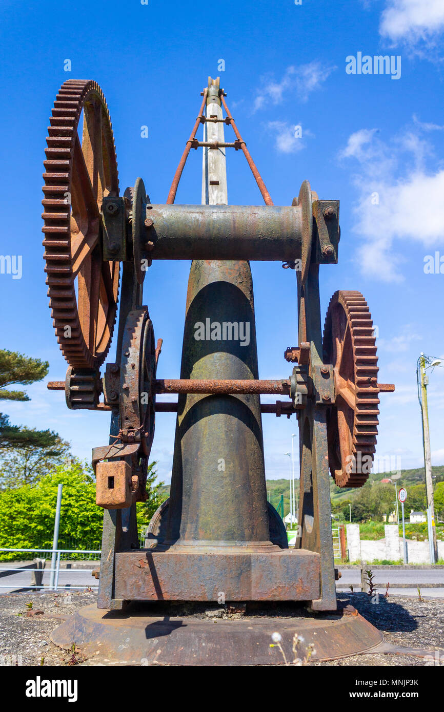 cast iron crane with wooden jib or boom showing the original hand turned cast iron gearing, gear wheels, gear teeth, cogs and drive shaft. Stock Photo