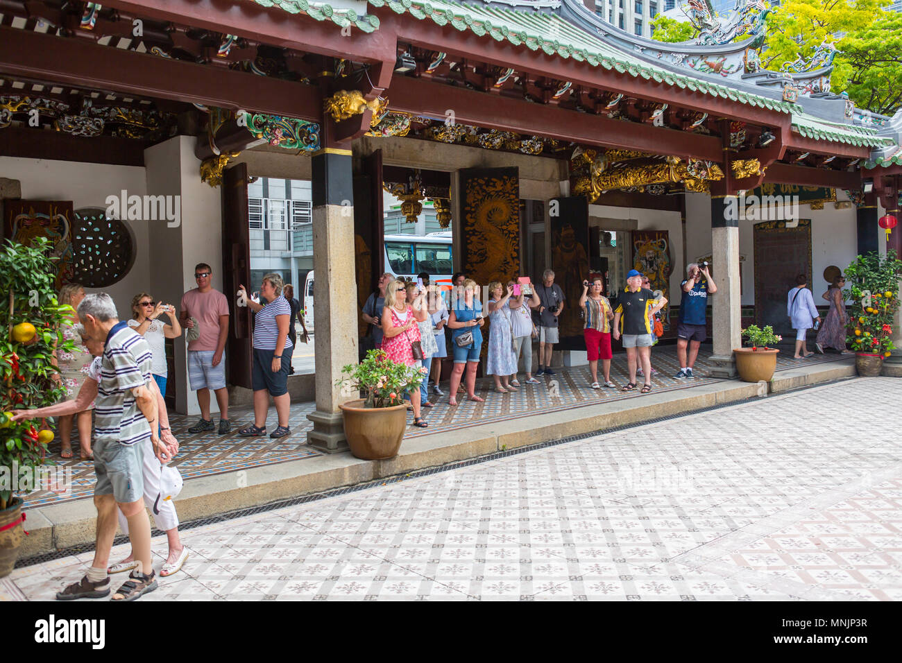 Tourists came into Thian Hock Keng Temple to take pictures of the famous  architectural structure and understanding it's traditional history.  Singapore Stock Photo - Alamy