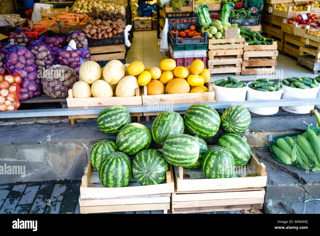 Fruits and vegetables at a farmers market Stock Photo - Alamy
