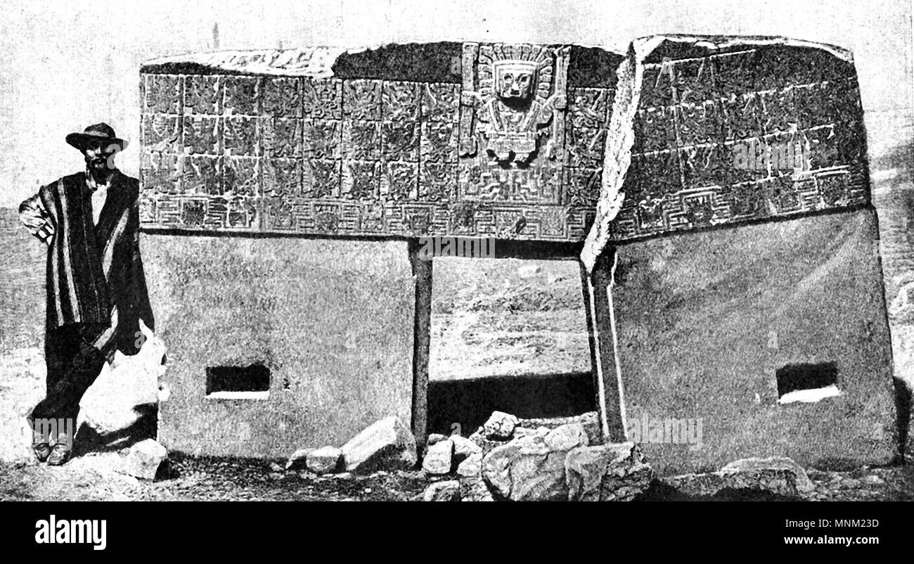 1909 printed illustration  Monolithic Ak-Kapana Gate (aka Pumapuncu/ Puma Punku Gate  - Gate of the Puma)  in Peru featuring the ancient Peruvian God Huiracocha (Viracocha and various spellings)  of the TIAHUANACO Ruins Stock Photo