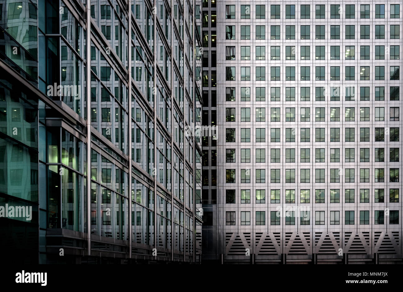 High rise office buildings in London's Canary Wharf financial district ...