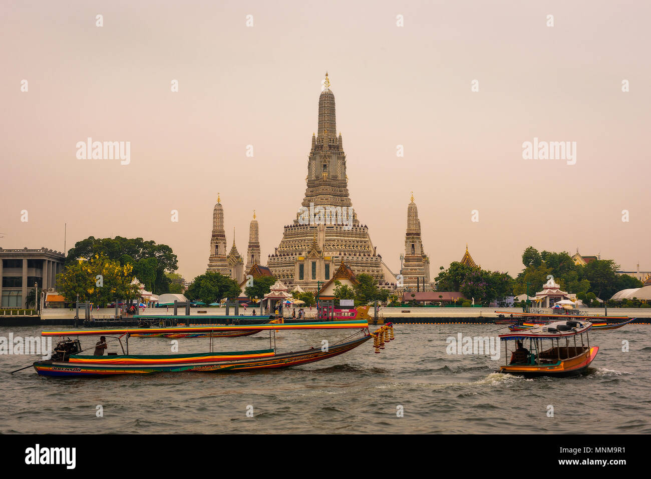 Boats and tourists around Wat Arun in Bangkok Stock Photo