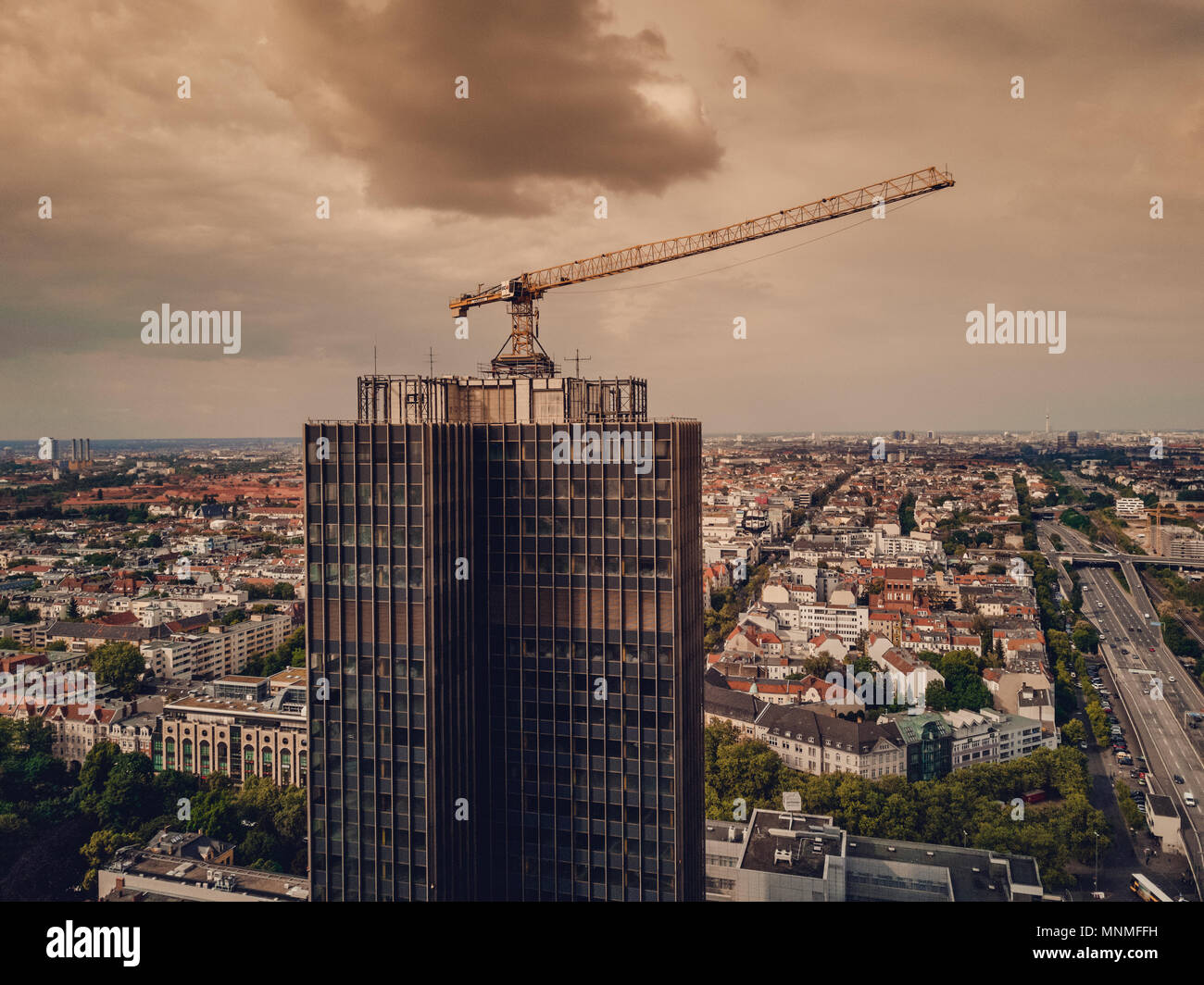 Berlin, Germany. 16th May, 2018. The 118 metre high residential building 'Steglitzer Kreisel' in the district of Berlin-Steglitz on May 16, 2018 in Berlin, Germany. 190 million euro invests the CG Group in the tower, at the end of 2021 the 329 flats are finished. Credit: picture alliance/| usage worldwide/dpa/Alamy Live News Stock Photo