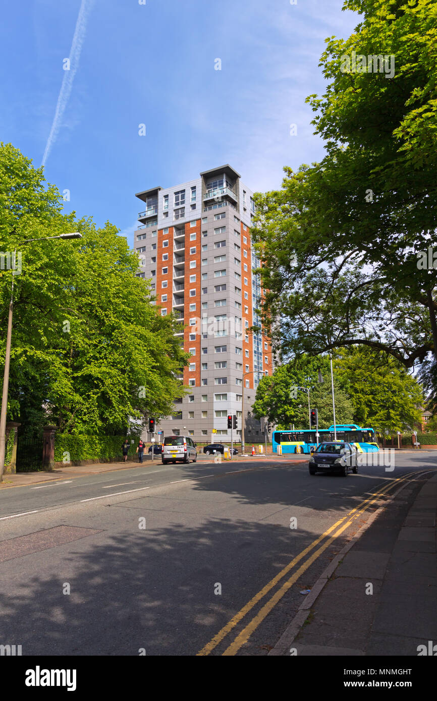 Liverpool, UK. 18th May, 2018. Labour MP Louise Ellman has said Heysmoor Heights leaseholders must not be 'abandoned' over fire safety work to the exterior cladding of the tower block. Ministers have been asked to help residents of the tower block who could be facing bills of £18,000 each to replace unsafe cladding which is similar to that used on Grenfell Tower in London. Credit: ken biggs/Alamy Live News. Stock Photo