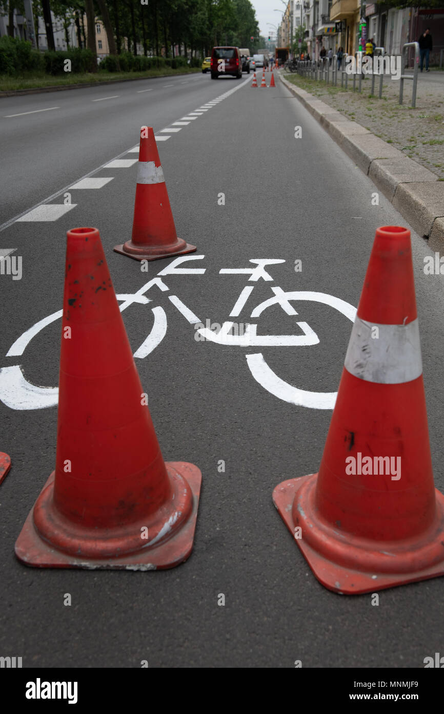 18 May 2018, Germany, Berlin: Pylons cover the freshly painted colour picture in Berlin Warschauer Straße. As in many other places, new bicycle paths have been traced. Photo: Paul Zinken/dpa/ZB Stock Photo