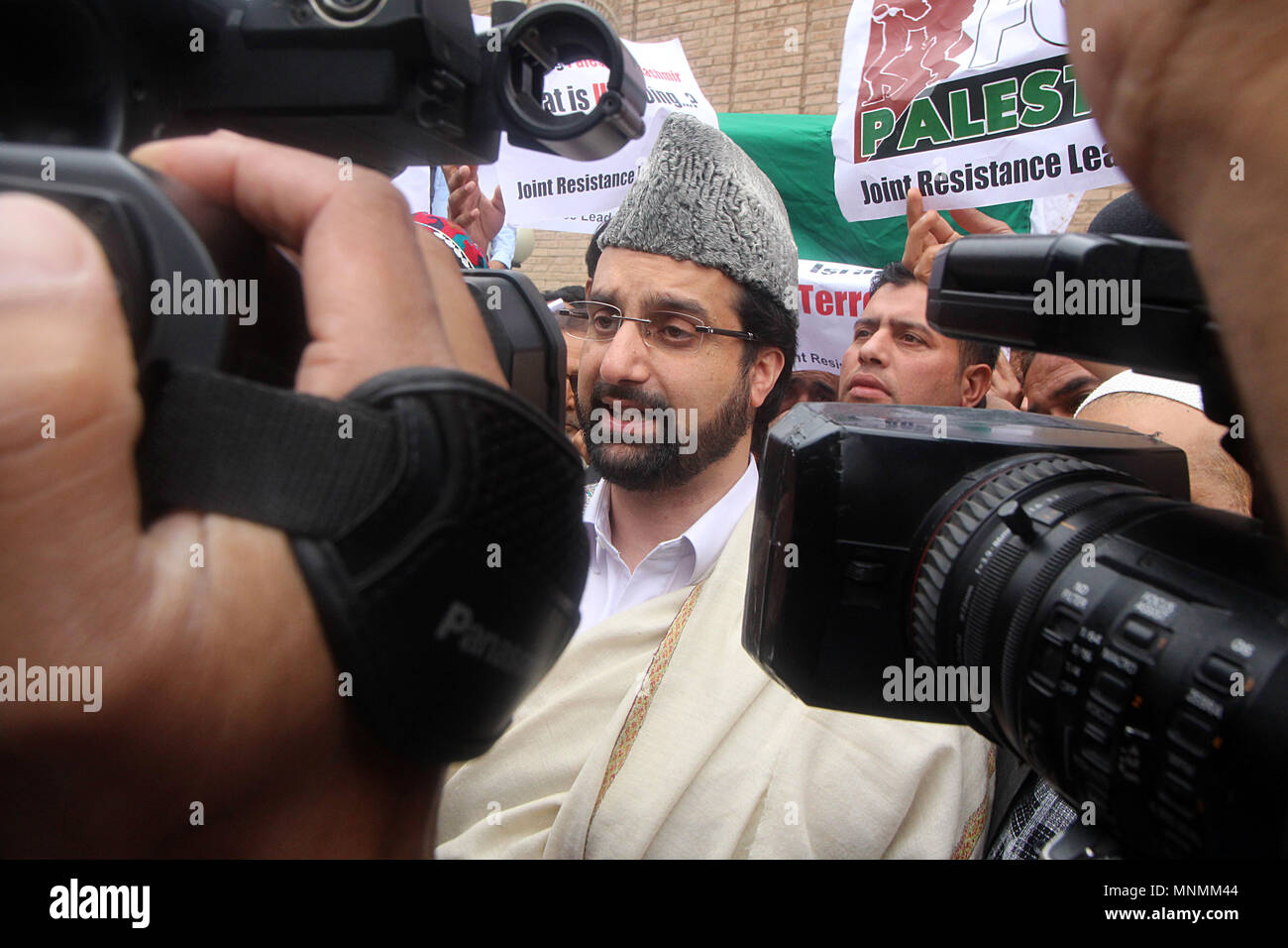 Srinagar, Jammu and Kashmir. 18th May, 2018. Kashmir's chief cleric Umer Farooq is seen during the protest against the killing of Palestinians by Israeli forces, May 18, 2018, Srinagar the summer capital of Indian controlled Kashmir. More than 60 Palestinian protesters have been killed after Israeli forces opened fire on the Gaza border on May 14, who had assembled alongside the fence to protest against the moving of US embassy from Tel Aviv to Jerusalem. Stock Photo