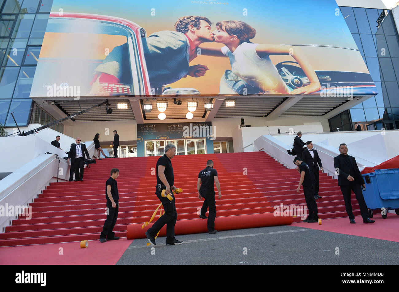 Cannes, Deutschland. 17th May, 2018. 17.05.2018, France, Cannes: Festival workers rolling out a new red carpet before the screening of 'Capharnaum' during the 71st annual Cannes Film Festival at Palais des Festivals. | Verwendung weltweit Credit: dpa/Alamy Live News Stock Photo