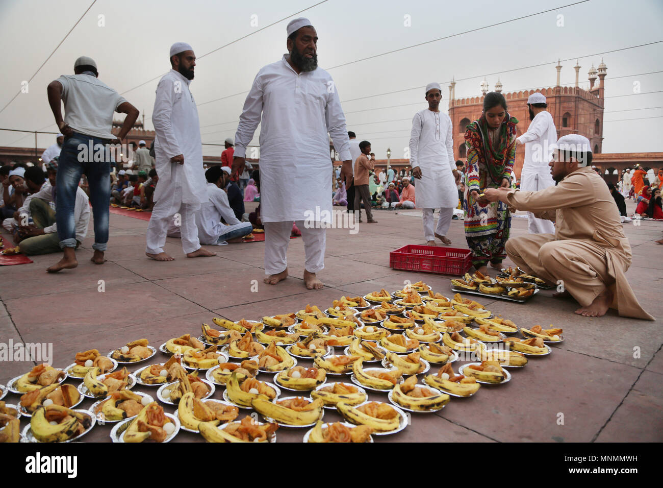 Srinagar, India. 18th May, 2018. An Indian Muslim (1st R) distributes fruit among people in the compound of Jama Masjid in New Delhi, India, May 18, 2018. Credit: Javed Dar/Xinhua/Alamy Live News Stock Photo
