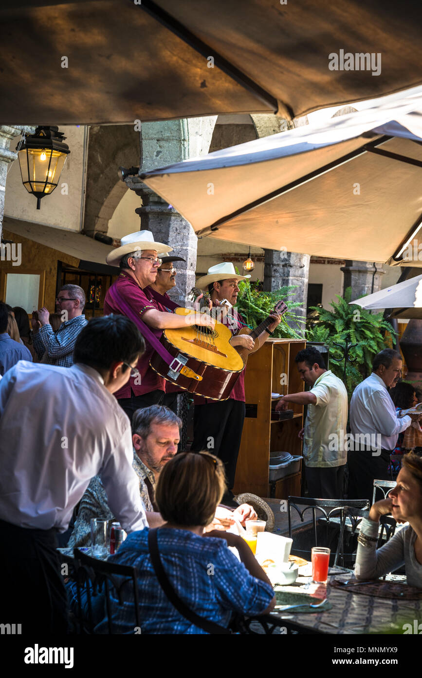 Mariachi singers in a courtyard restaurant, San Angel Art and Craft Saturday Market, Plaza San Jacinto, San Angel, Mexico City, Mexico Stock Photo