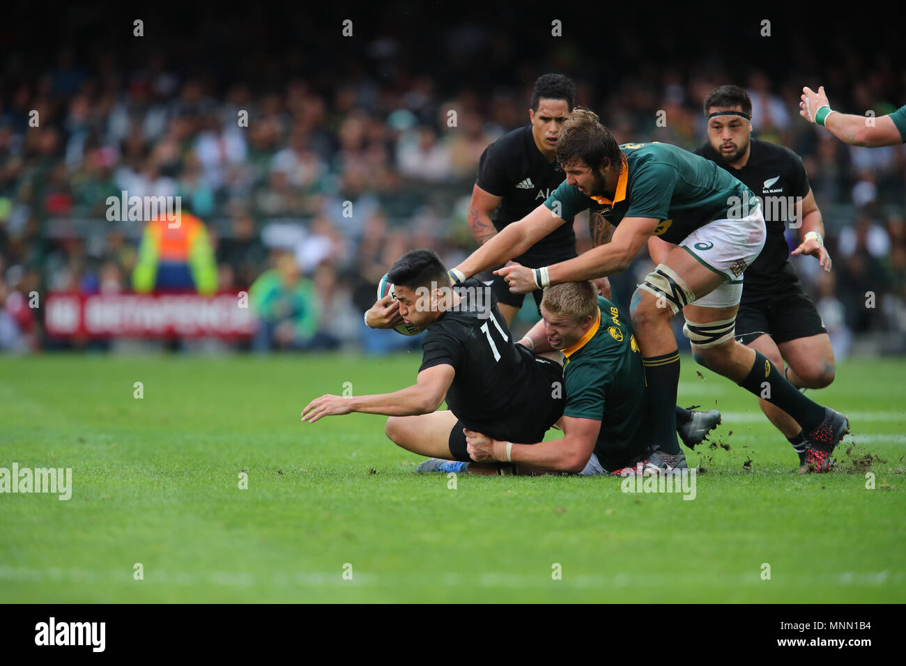 Springboks Tackle Pieter steph du toit springboks hi-res stock photography and images - Alamy