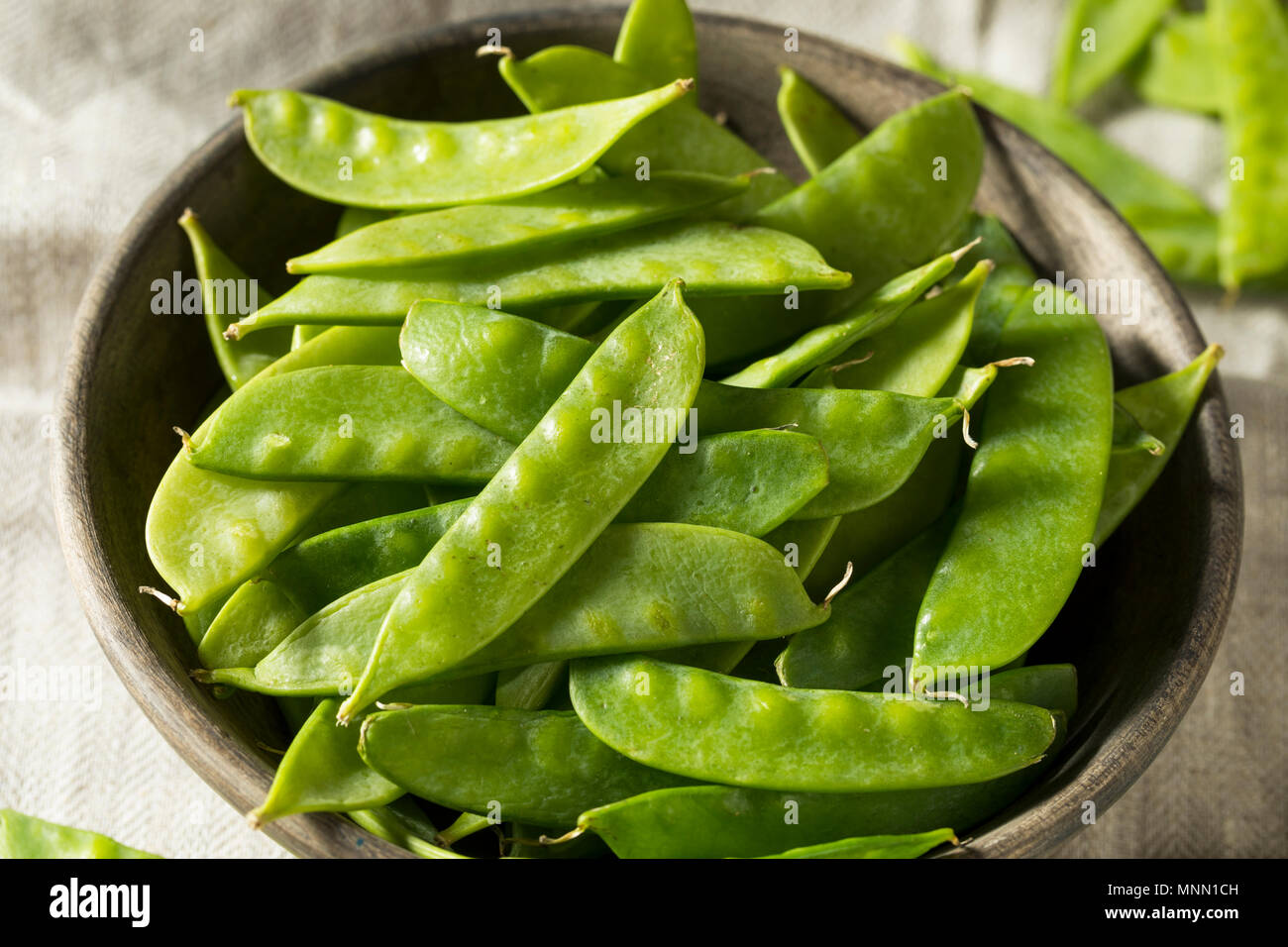 Raw Green Organic Snow Peas Ready to Eat Stock Photo Alamy