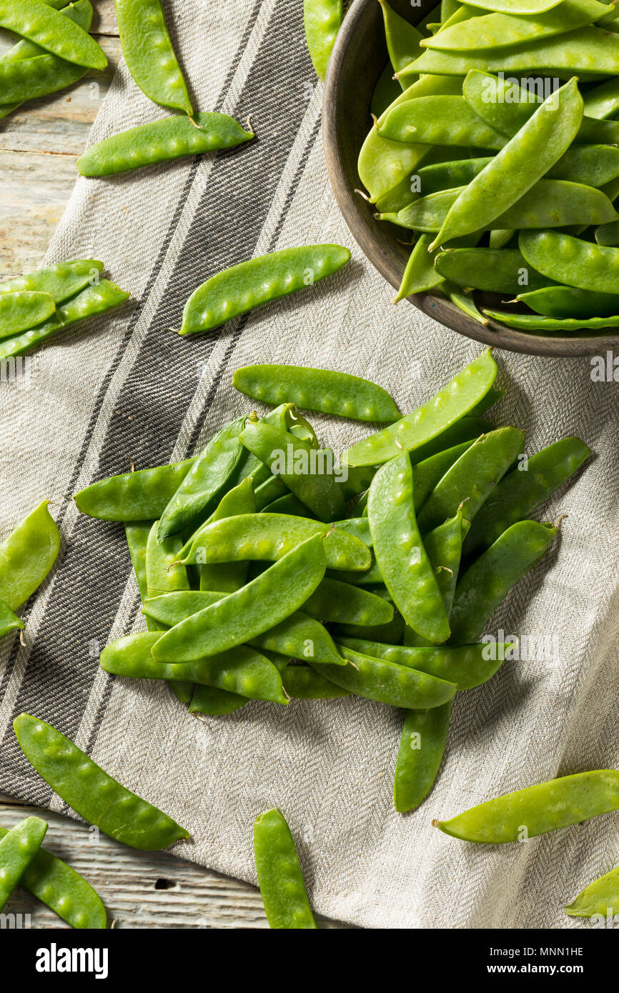 Raw Green Organic Snow Peas Ready to Eat Stock Photo Alamy