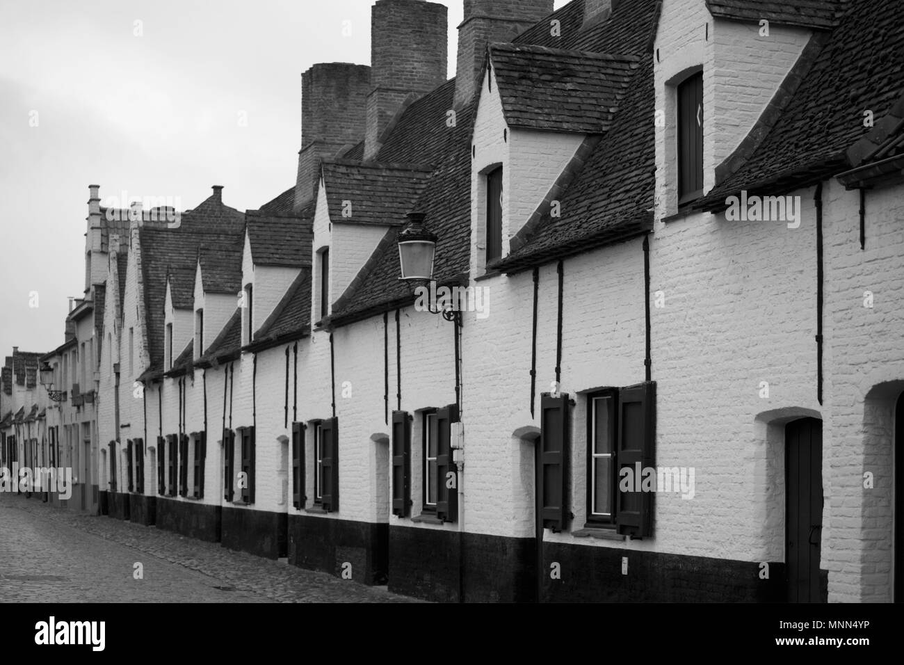 Balstraat, Brugge, Belgium: whitewashed cottages of the old Shoemakers' Guild almshouse, now housing the Museum voor Volkskunde Stock Photo