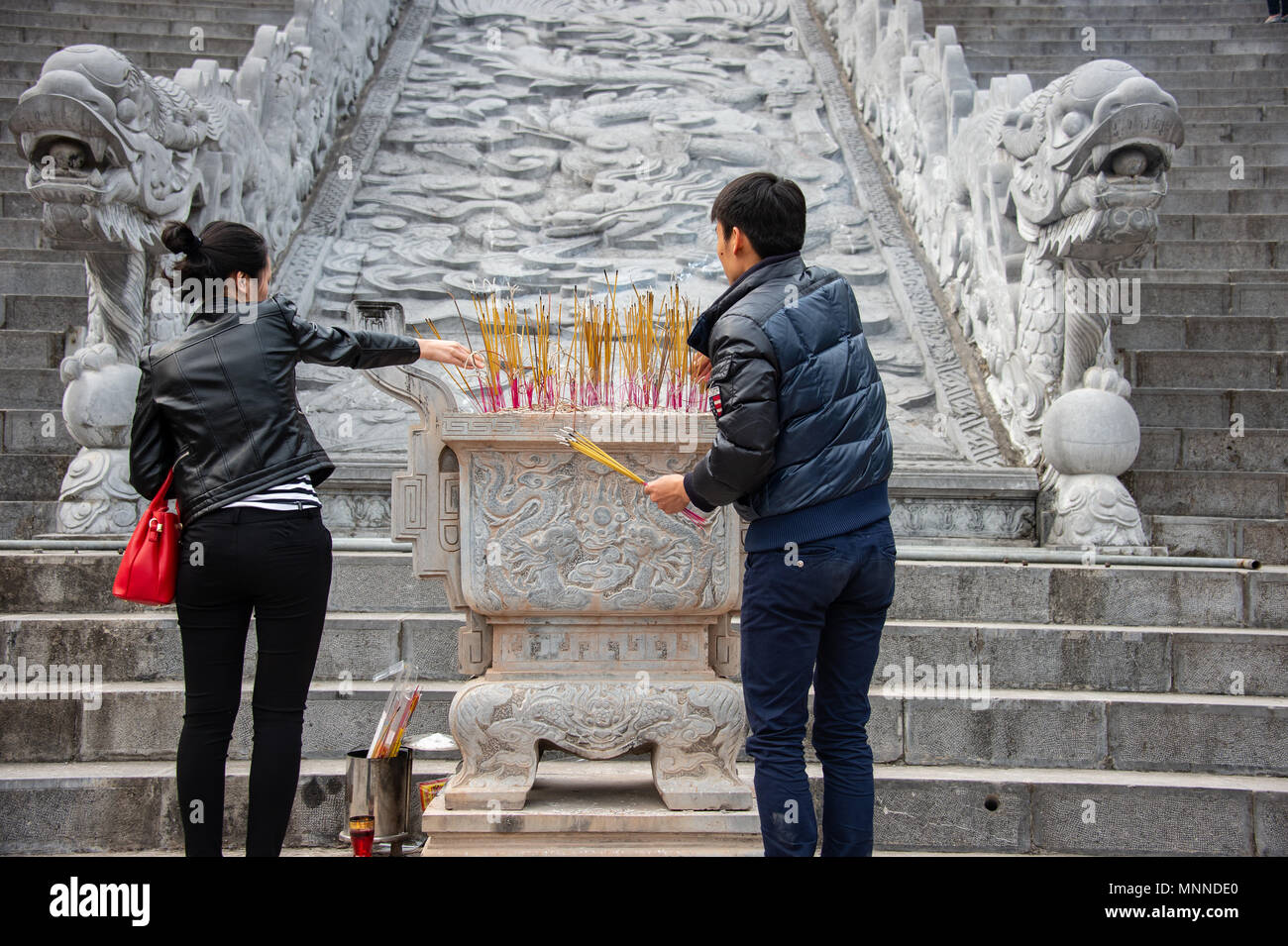 Hoi An Vietnam A Young Couple Practices Thurification An Ancient Ritual Of Burning Incense To Honor Ancestors And Gods Before Entering A Temple Stock Photo Alamy