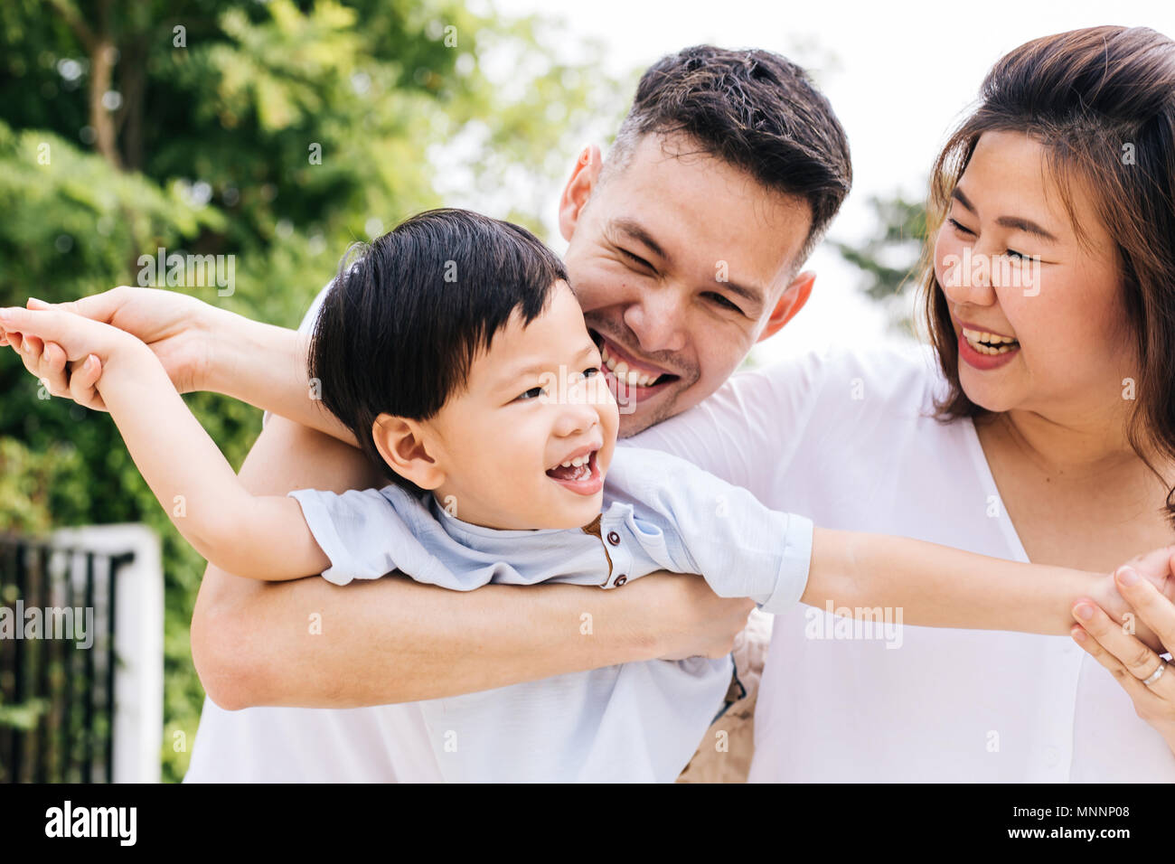 Сыном азия. Азиатская мамаша и мелкий сын. Сын азии. Отец и сын. День отца в азии.