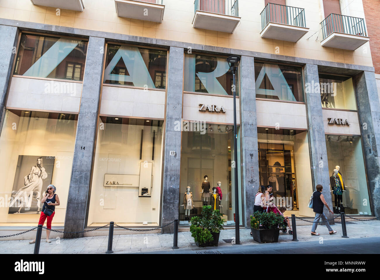 Siracusa, Italy - August 17, 2017: Zara shop with people around in the old  town of the historic city of Siracusa in Sicily, Italy Stock Photo - Alamy