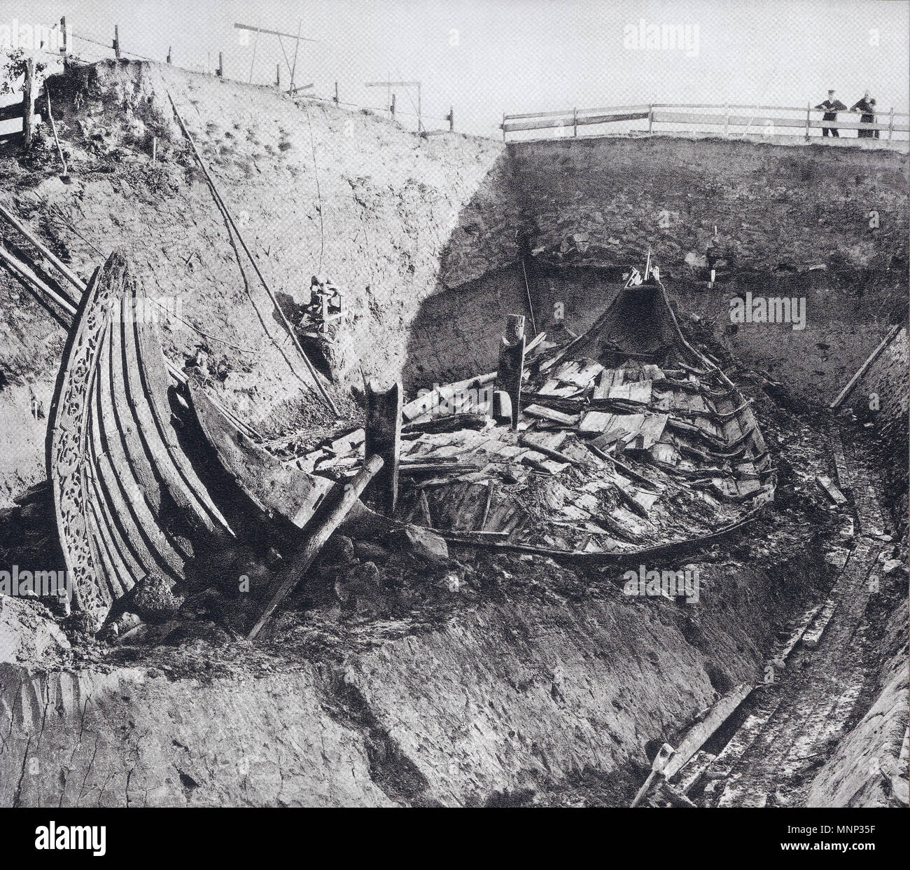 . English The Oseberg ship at the archeological site. Deutsch Das