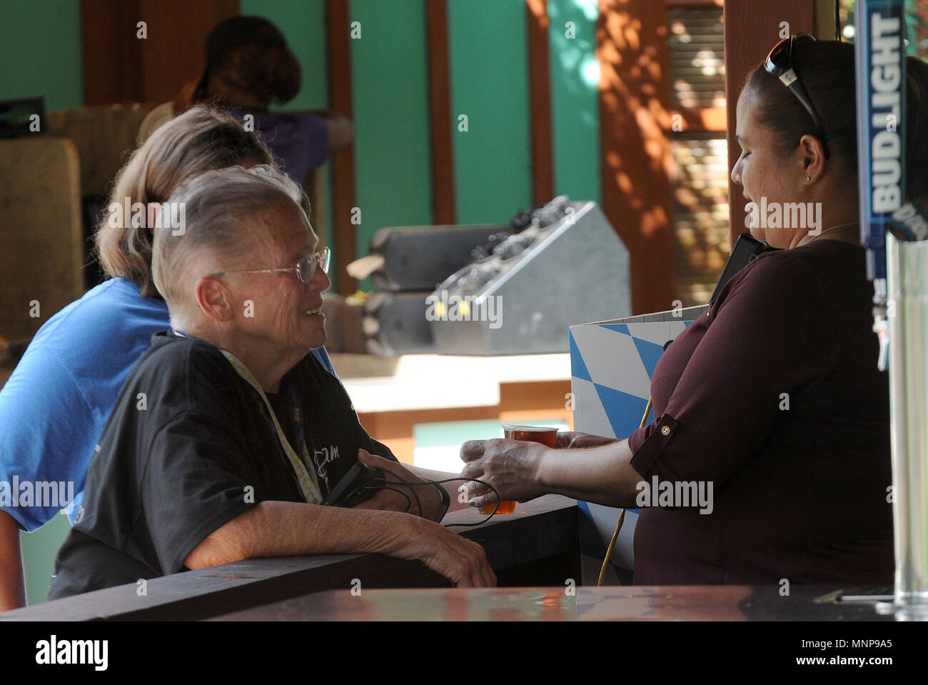 Orlando Florida Usa 18th May 2018 An Employee Serves
