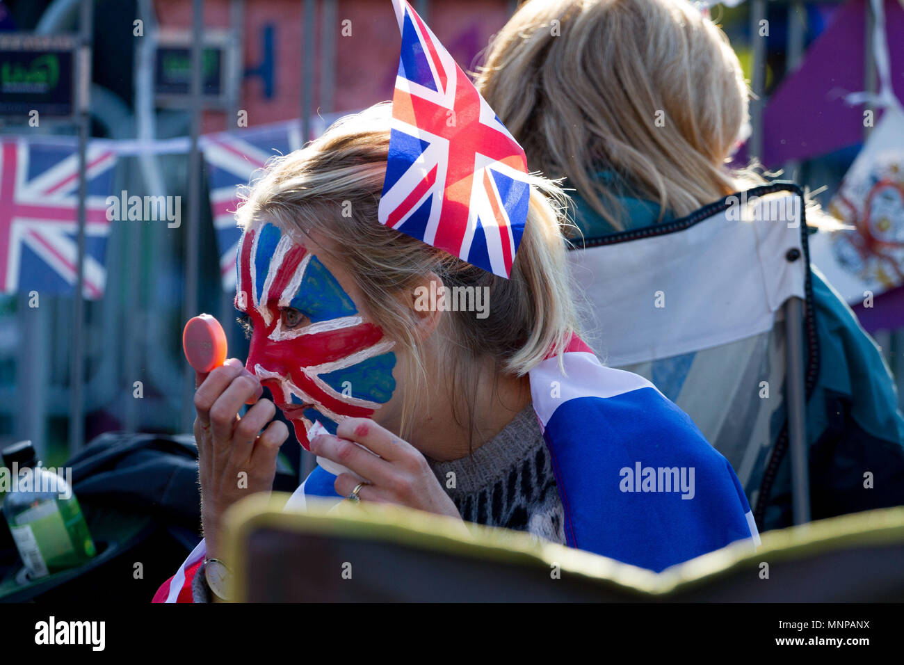 Windsor, Bershire, UK. 19th May, 2018. A woman applies face paint ahead of the wedding procession of Prince Harry and Meghan Markle. Credit: Michael Candelori/ZUMA Wire/Alamy Live News Stock Photo