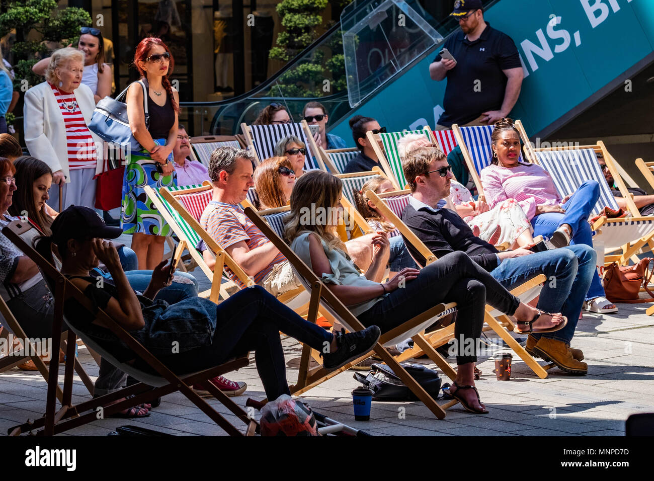 Crowd of royal fans hi-res stock photography and images - Alamy