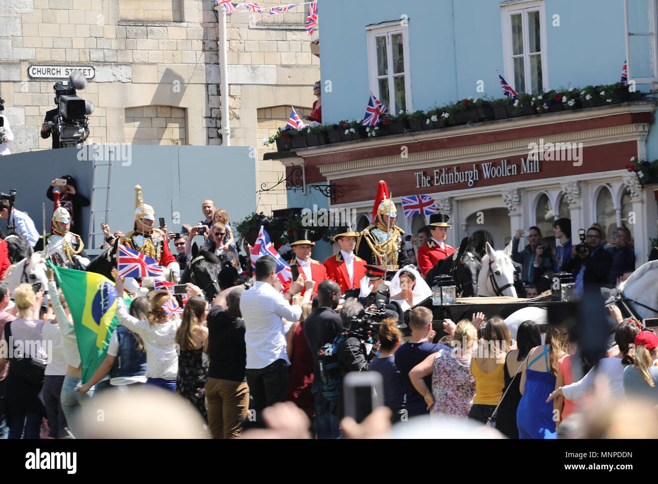 Windsor, UK, 19 May 2018.Royal wedding 19th May 2018 Prince Harry and Meghan Markle leaving Windsor Castle after ceremony, crowds cheering for the price and princess Stock Photo