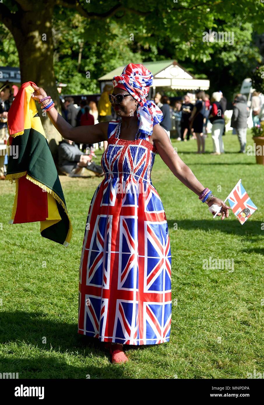 Windsor, UK. 19th May 2018. Atmosphere during Royal Wedding in Windsor, UK. Credit: Finnbarr Webster/Alamy Live News Stock Photo