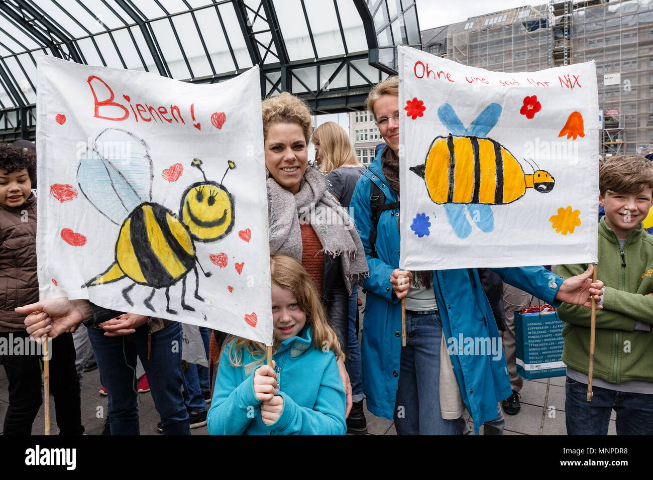 19 May 2018, Germany, Hamburg: Two mothers and their children carry banners with bees on the worldwide campaign day against the agricultural coroporation Monsanto. They demonstrate against genetically engineered seeds and, according to their opinion, pesticides that are harmful to the environment. Photo: Markus Scholz/dpa Stock Photo