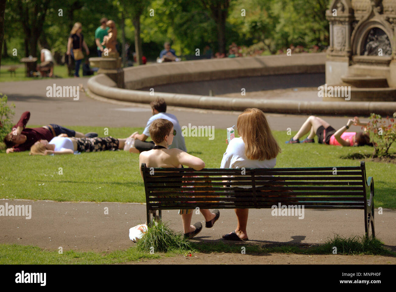 Glasgow, Scotland, UK 19th May.UK Weather: Sunny weather over the city brought the locals and tourists into the streets for taps aff weather.  As the royal wedding was ignored by early revelers who hit the sun in Kelvingrove Park. Gerard Ferry/Alamy news Stock Photo