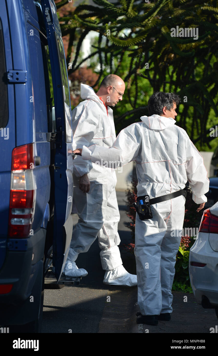 Saarbruecken, Germany, 19 May 2018. aarbruecken, Germany, 19 May 2018. 19 May 2018, Two units of the forensic police department stand in a house in the district of Brebach-Fechingen, where two men were shot dead and two women were injured. The press speaker of the police reports that the suspect was caught. Photo: Harald Tittel/dpa Credit: dpa picture alliance/Alamy Live News Credit: dpa picture alliance/Alamy Live News Stock Photo