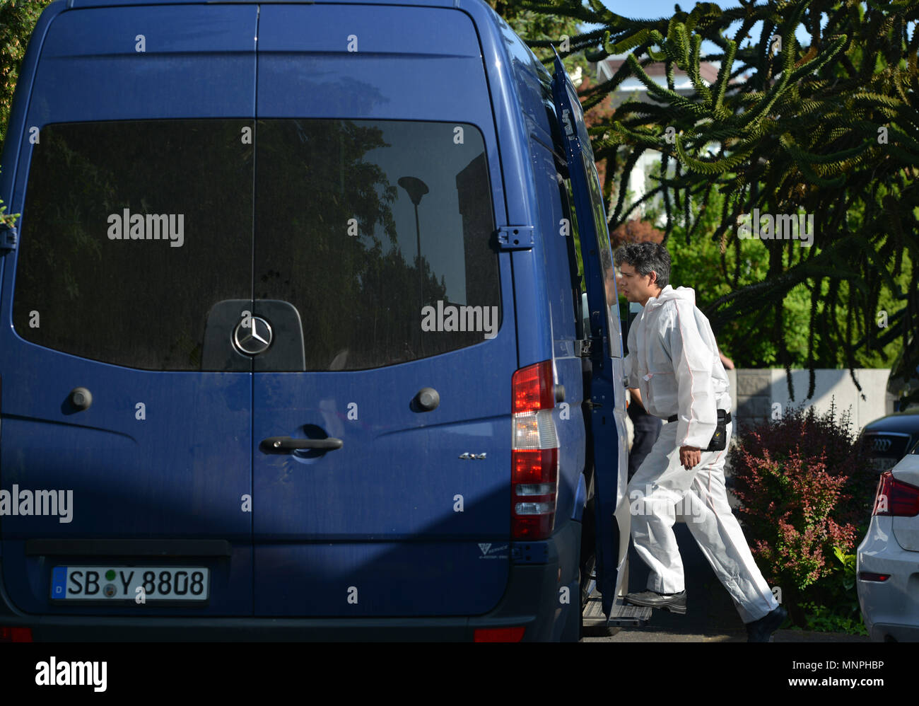 Saarbruecken, Germany, 19 May 2018. aarbruecken, Germany, 19 May 2018. 19 May 2018, A unit of the forensic police department steps into a van in the district of Brebach-Fechingen, where two men were shot dead and two women were injured. The press speaker of the police reports that the suspect was caught. Photo: Harald Tittel/dpa Credit: dpa picture alliance/Alamy Live News Credit: dpa picture alliance/Alamy Live News Stock Photo