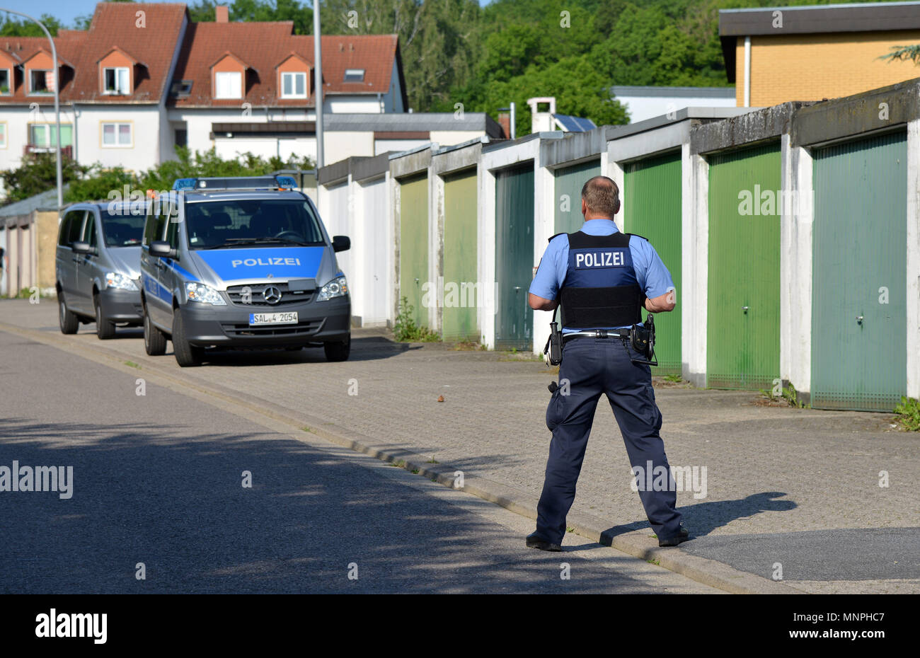 Saarbruecken, Germany, 19 May 2018. aarbruecken, Germany, 19 May 2018. 19 May 2018, A unit of the forensic police department secures the entrance of a house in the district of Brebach-Fechingen, where two men were shot dead and two women were injured. The press speaker of the police reports that the suspect was caught. Photo: Harald Tittel/dpa Credit: dpa picture alliance/Alamy Live News Credit: dpa picture alliance/Alamy Live News Stock Photo